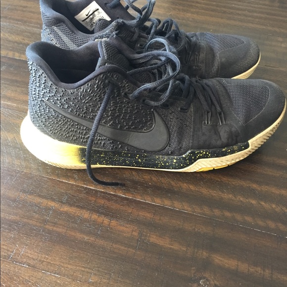 Nike Kyrie 3 basketball shoe black and yellow - Picture 3 of 7